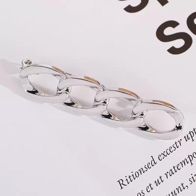 

Элегантная брошь-цепочка для надежной фиксации одежды и регулировки талии