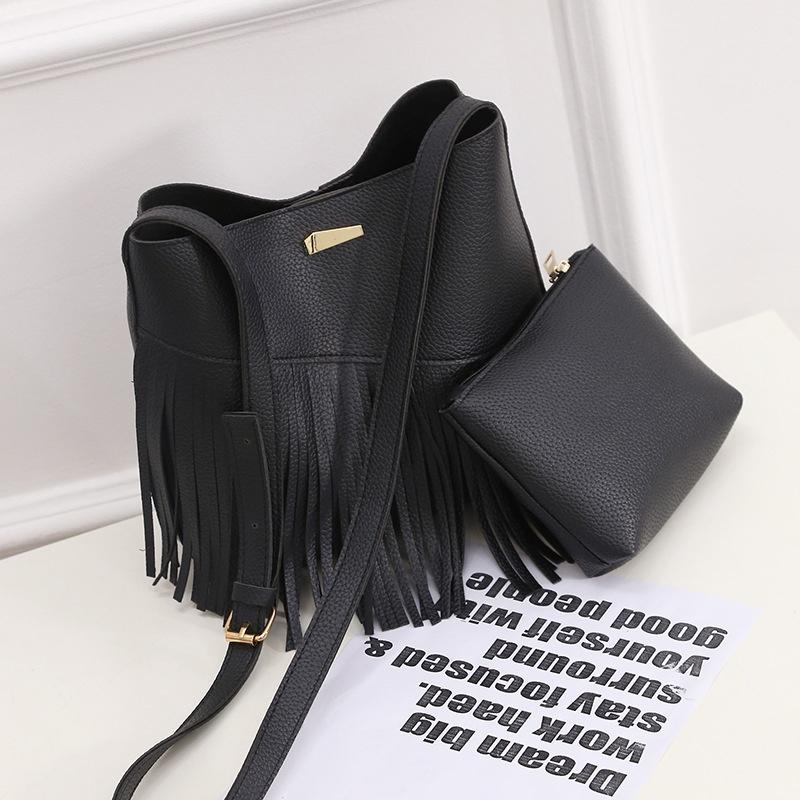 Timeless Leather Shoulder Messenger Bag Set For Women With Classic Appeal