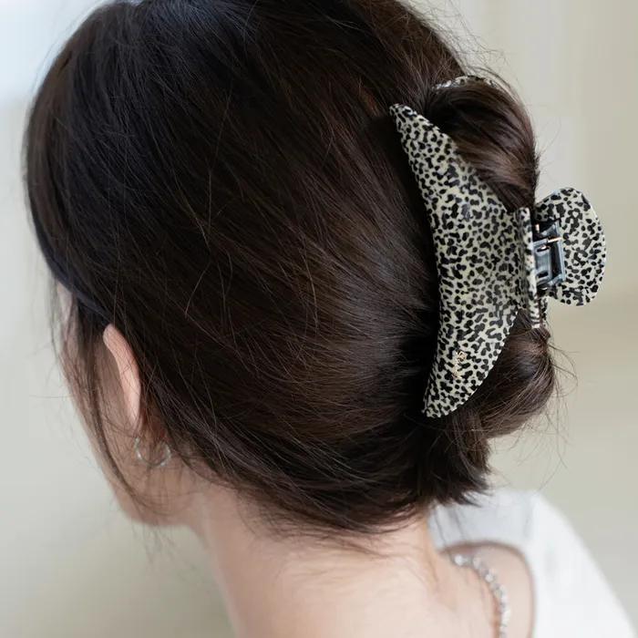 Crescent hair claw clip_Minimal black