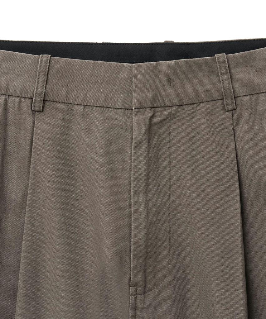 NOIRER Two-Tuck Washed Cotton Slacks (Khaki)