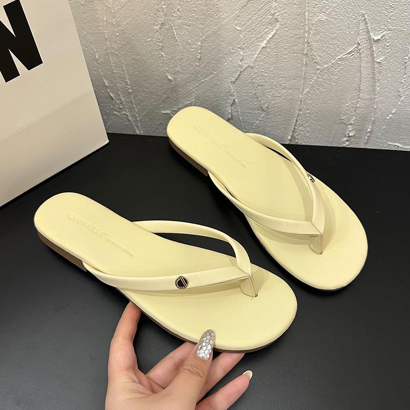 Internet celebrity super fire flat bottom flip-flop slippers women's summer wear 2025 new high-end non-slip cool slippers