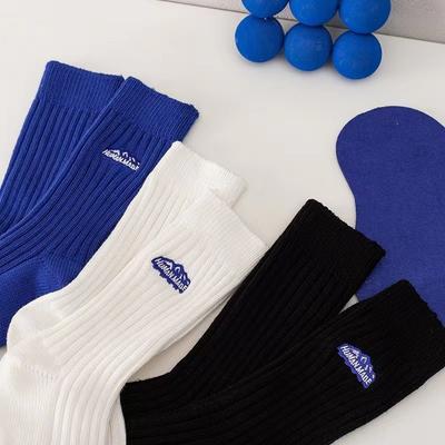 3 páry Jednobarevné Univerzální Unisex Středně Bavlněné Ponožky Silné Snow Mountain Vyšívané Podzimní a Zimní ponožky