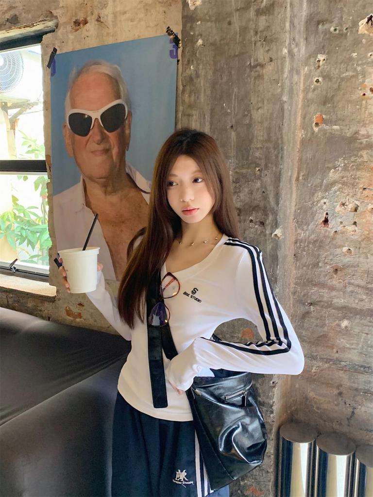 2026 Spring Korean Color Block V-Neck Long Sleeve Women's T-Shirt with Versatile Striped Embroidery Design