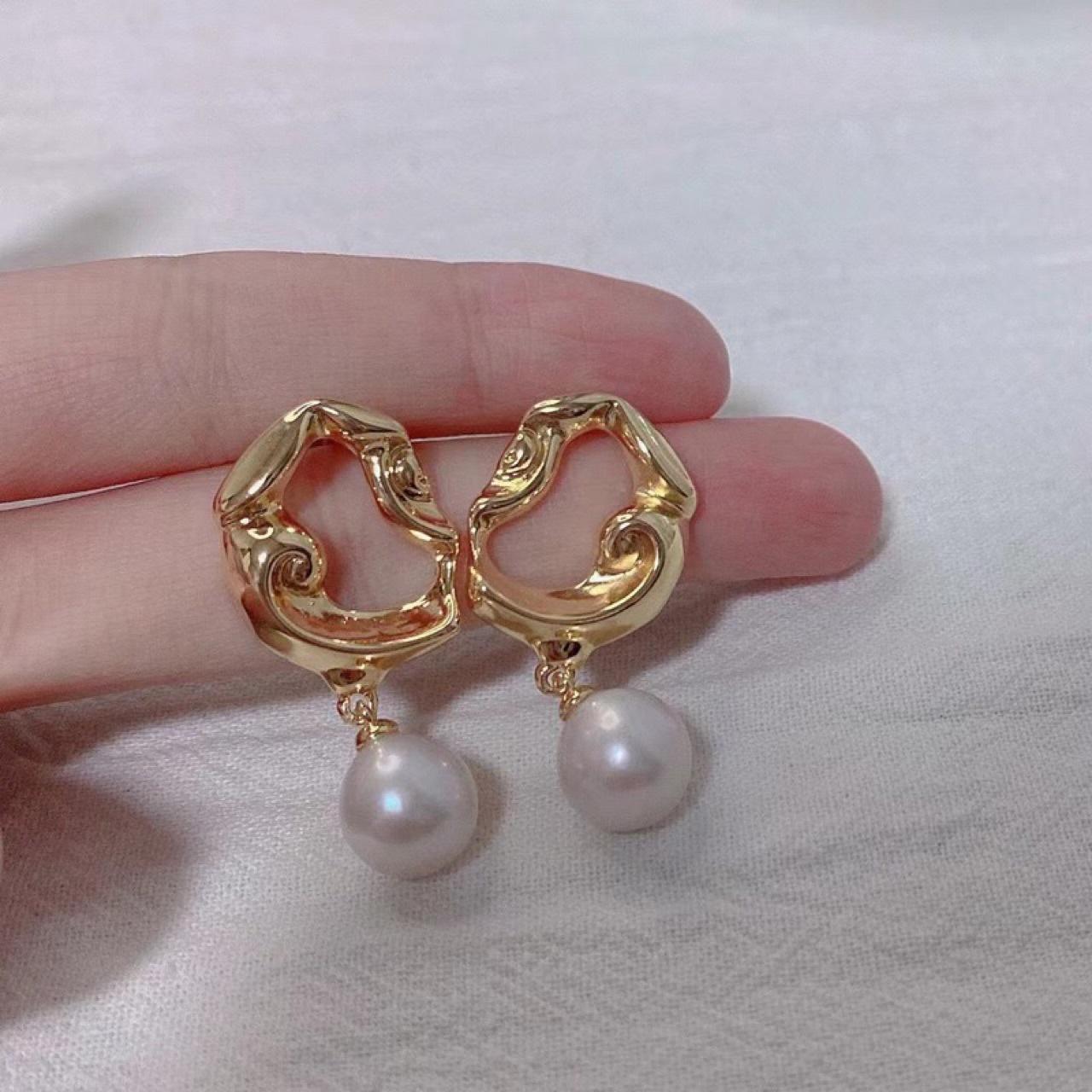 

Water drop natural freshwater pearl stud earrings new ins French 14k gold injection retro lava stud earrings silver needle earrings women Silver needle