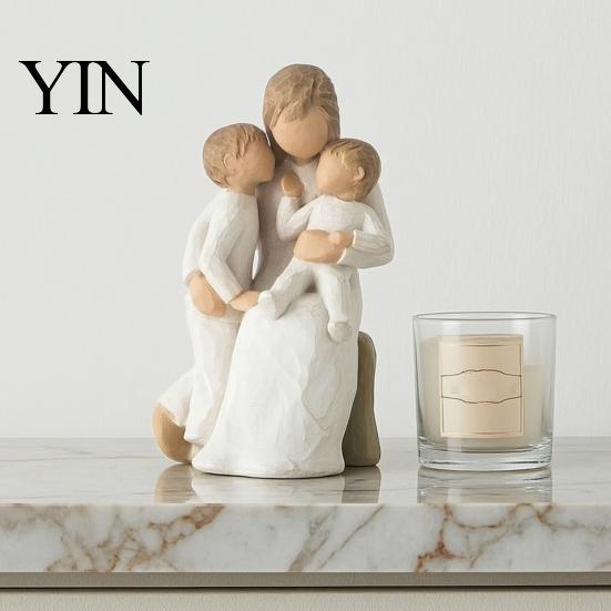 Nordic Style Bedroom Decor Mother Holding Baby Figurine, Resin Family Love Statue for Desk, And Child Heartwarming Home Ornament, Gift New Mom Shower