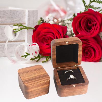 Krabička na prsteny Exkluzivní pouzdro na uložení zásnubního prstenu Sametem vystlané Dřevo ořechu Čtvercový design Kompaktní organizér na šperky