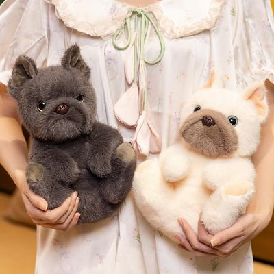 Niedliche simulierte sitzende Bulldoggenpuppe Plüschtier Welpenhundpuppe Junge Gesellschaft Beruhigungspuppe