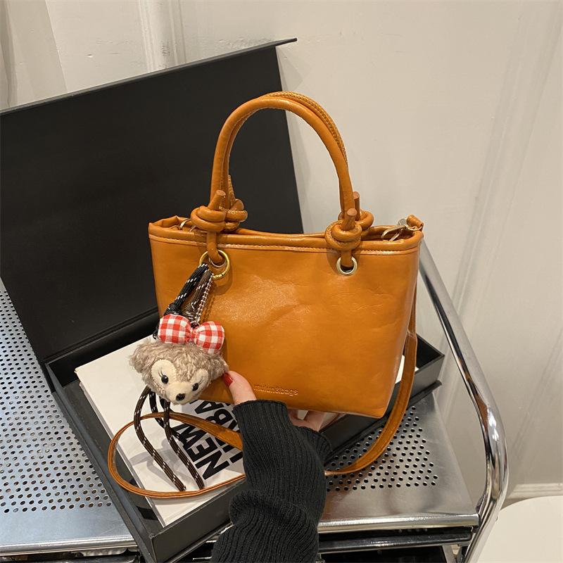 Commuting To Work Leisure Bag Women's Large Capacity 2025 New Autumn and Winter Retro Niche Shoulder Bag Simple Bucket Bag