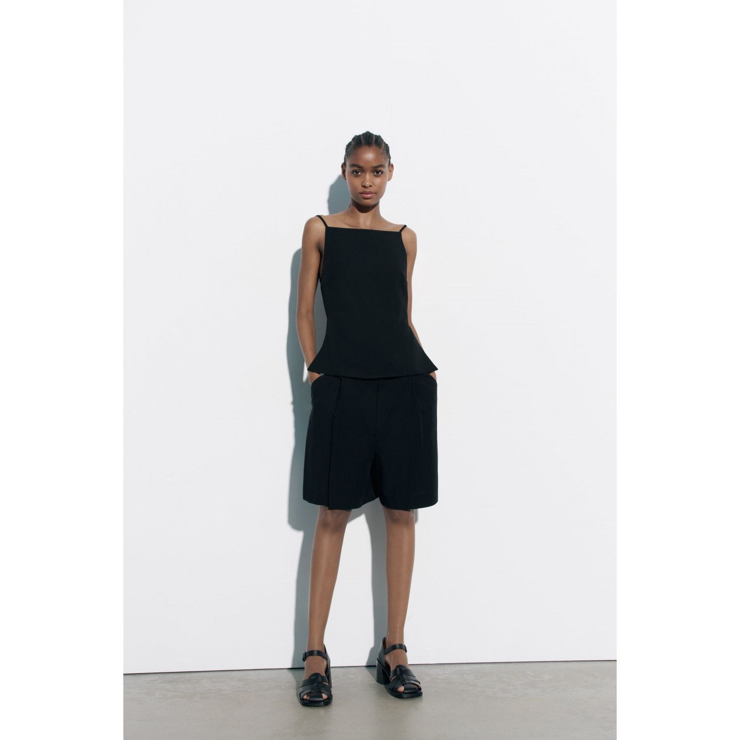 

PLEATED LINEN BLEND BERMUDA SHORTS