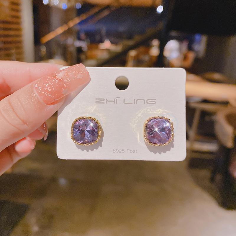 Stylish and simple square high-end stud earrings, women's geometric versatile temperament earrings, elegant and atmospheric earrings.