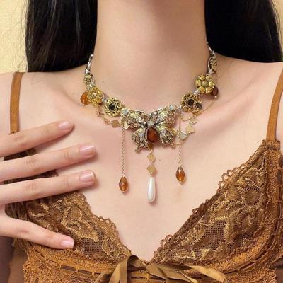 Retro Funkelnder Diamant Schmetterling Anhänger Halskette: Hochwertige, luxuriöse Schlüsselbein-Kette mit modischem, personalisiertem Design.