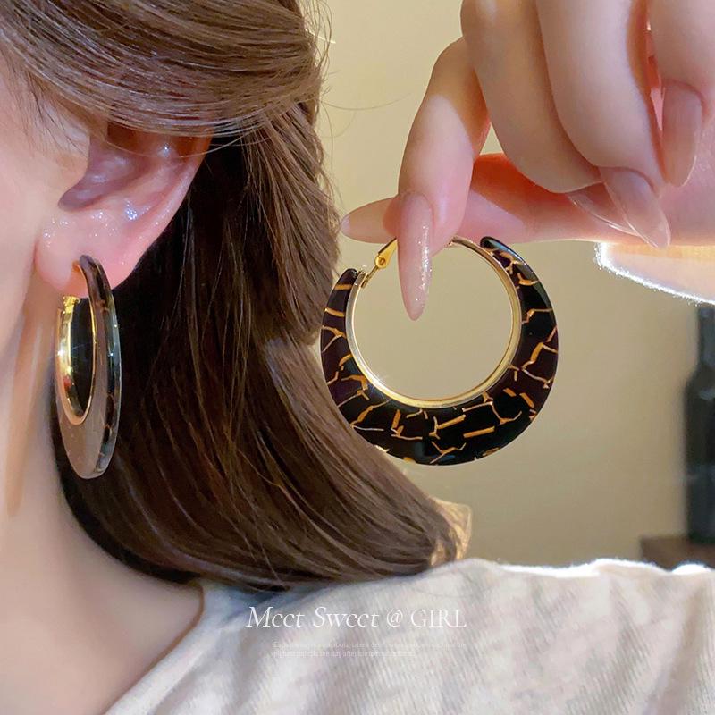 Kolczyki koła ze skóry z geometrycznym nadrukiem w panterkę na srebrnej igle