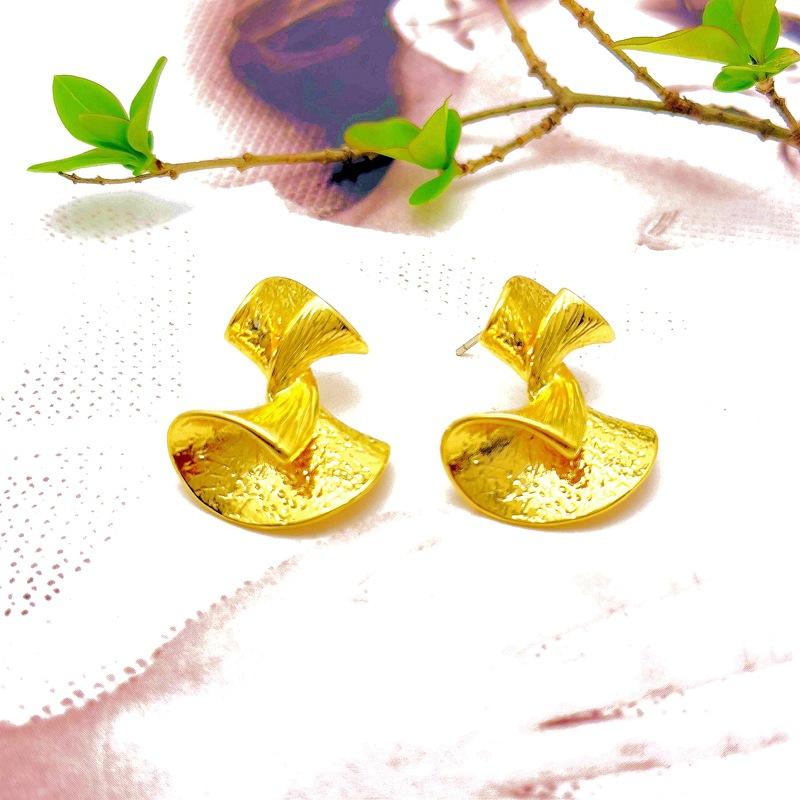 

French Dress Style Fan Tutu Women S Fashion Ginkgo Stud Earrings золотой