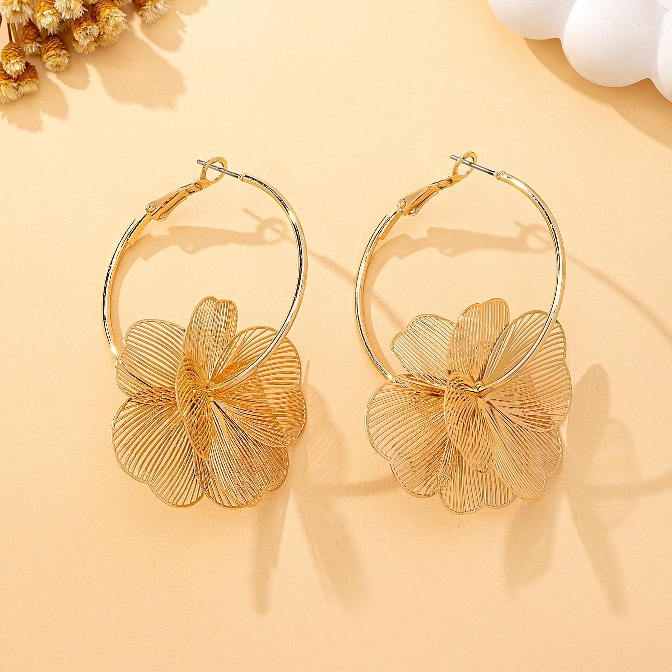 

Women s Earrings 3D Three-Dimensional Flower Hollow-Out Design Earrings Suitable for Daily Wear and Vacation Wear