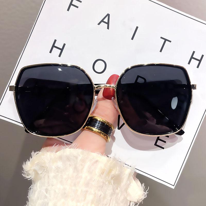 

2025 new ladies diamond-encrusted sunglasses with slim face, fashionable and high-grade sunglasses with diamond pendant glasses.