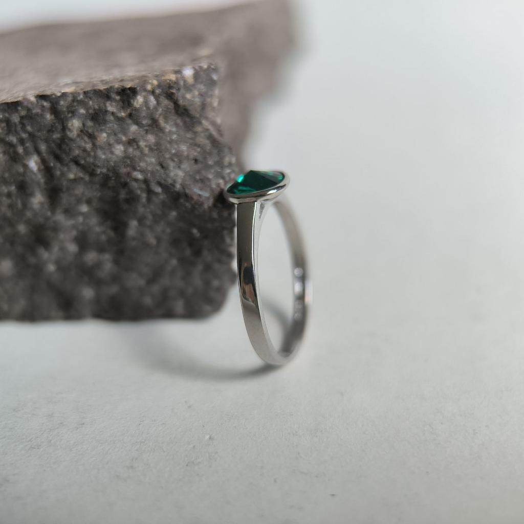 Серебряное кольцо с фианитами, вес изделия 1,4 гр (60002206)
