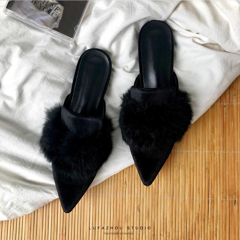 Lente en Herfst Nieuwe Mode Dunne Hak Hoge Hak Harige Sleep Platte Zool Puntige Neus Baotou Halve Slippers Trend