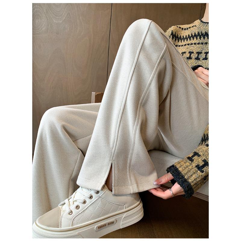 Pantalon droit en molleton à chevrons avec une fourche basse épaisse