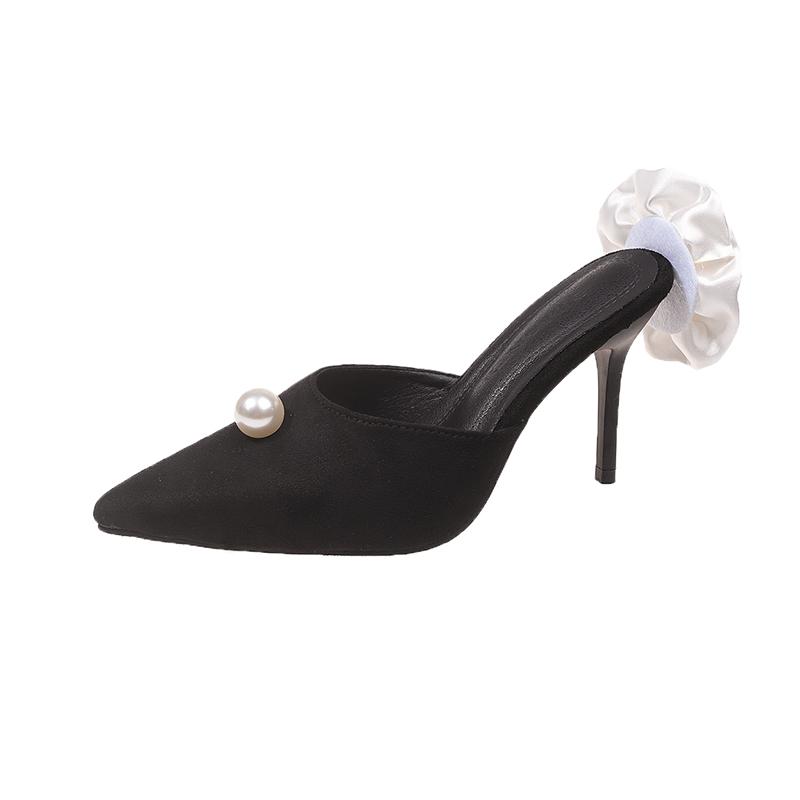

Модные женские банкетные профессиональные туфли на высоком каблуке 2024 Остроносые атласные жемчужные изящные белые розы дизайн сандалий чувство 8 см Баотоу тапочки шлепанцы 35 чёрный