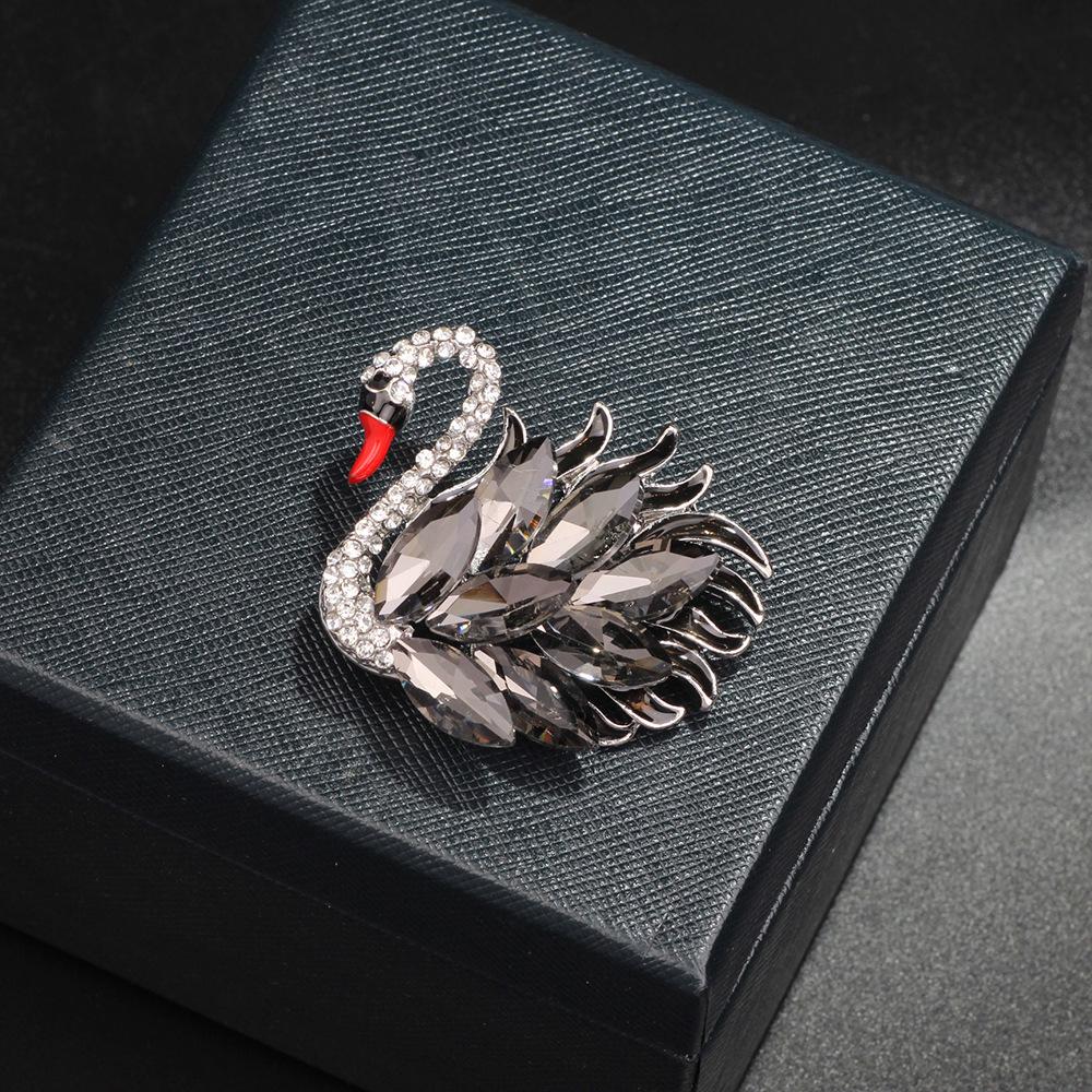 

Елегантна синя бутоньєрка для костюма: Брошка-шпилька Bauhinia Pearl проти оголення для жінок