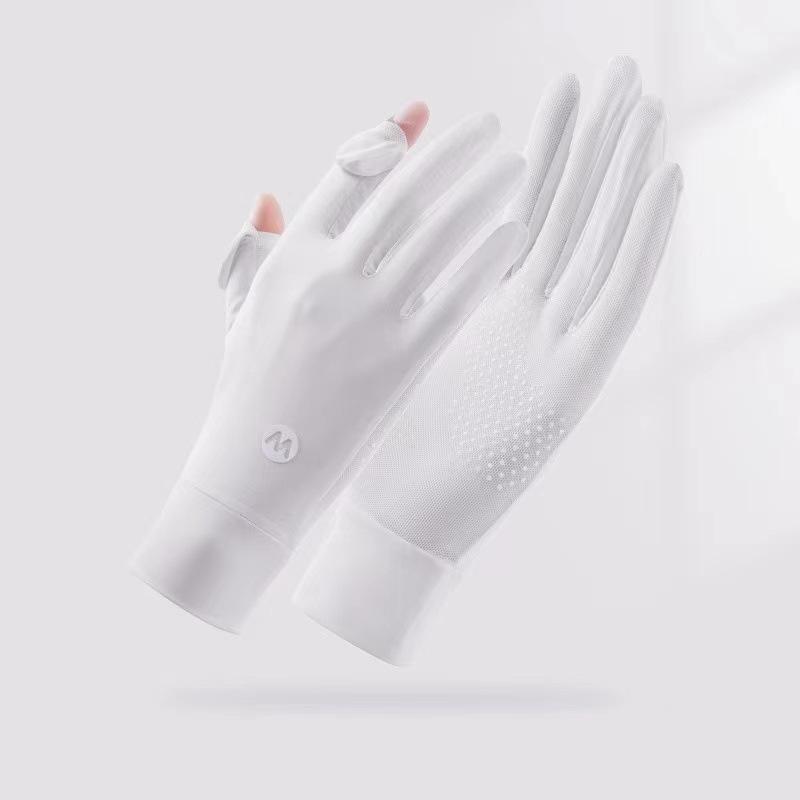 Sunscreen gloves protect against UV rays in summer