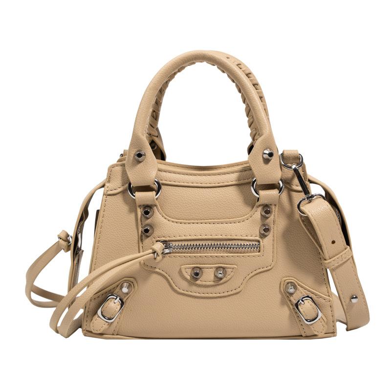 Portable locomotive bag New retro women's shoulder bag Fashion rivet fringed messenger bag
