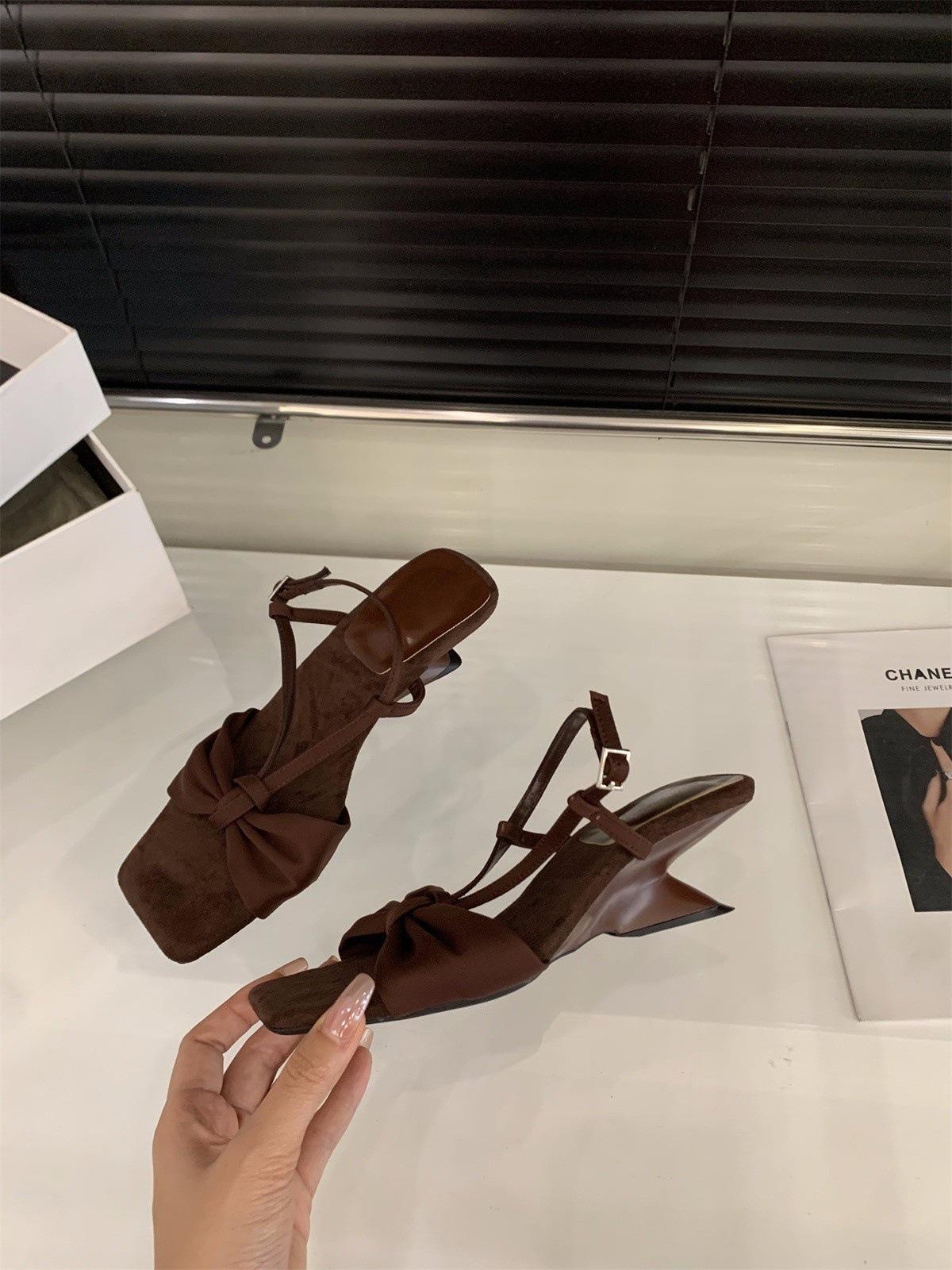 

Niche wedge heel high heel leopard print sandals women s shoes 2025 new with skirt bow holiday strap Roman shoes 40