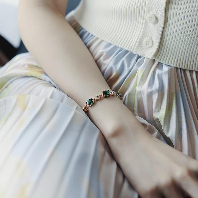 Armband mit roten und grünen Saphiren für Damen: Modisch, Einzigartig, Trendiges Zirkon-Design, Von Prominenten inspiriert, Eleganter Handschmuck