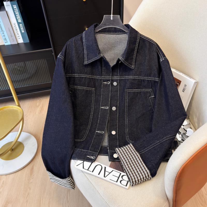 Damska kurtka dżinsowa z wyższej półki z liniami strukturalnymi i kołnierzykiem wykładanym