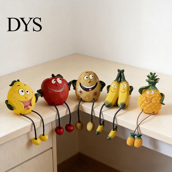 Sitter Divertenti con Frutta in Resina con Gambe Flessibili Pendenti, Statuette Bizzarre da Appendere ai Bordi, Personaggio Carino per Decorazione da Tavolo
