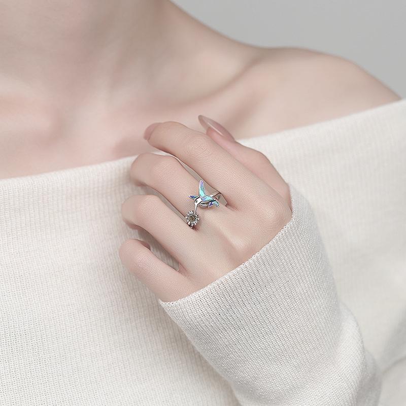 Colorful Enamel Hummingbird & Daisy Rotating Ring - Exquisite Iridescent Design