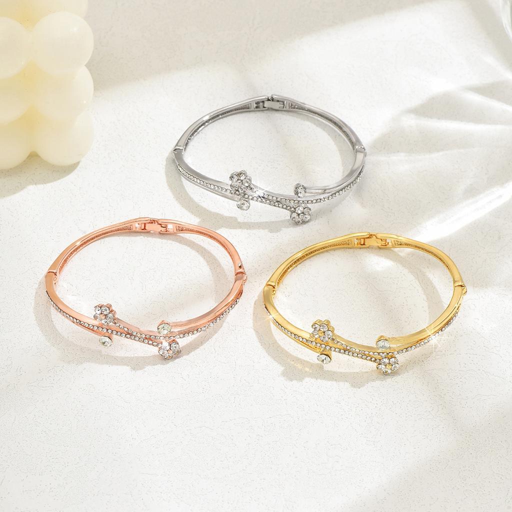 Diamond Bracelet, Fashion Temperament Hollow Love Geometric Bracelet Watch Accessories Simple Flower Bracelet