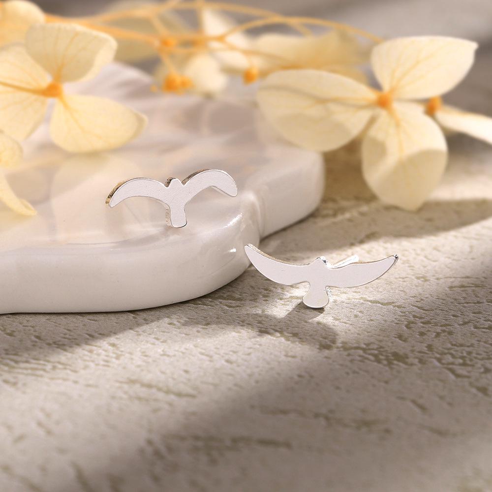 Asymmetrical Seagull Earrings: Unique Unisex Ocean-Inspired Design