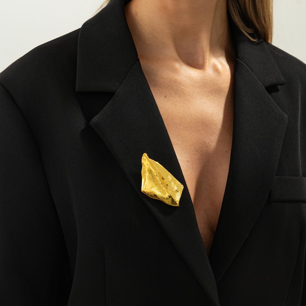 Zveličená nepravidelná kovová plisovaná brož, Módní ozdoba na klopu obleku