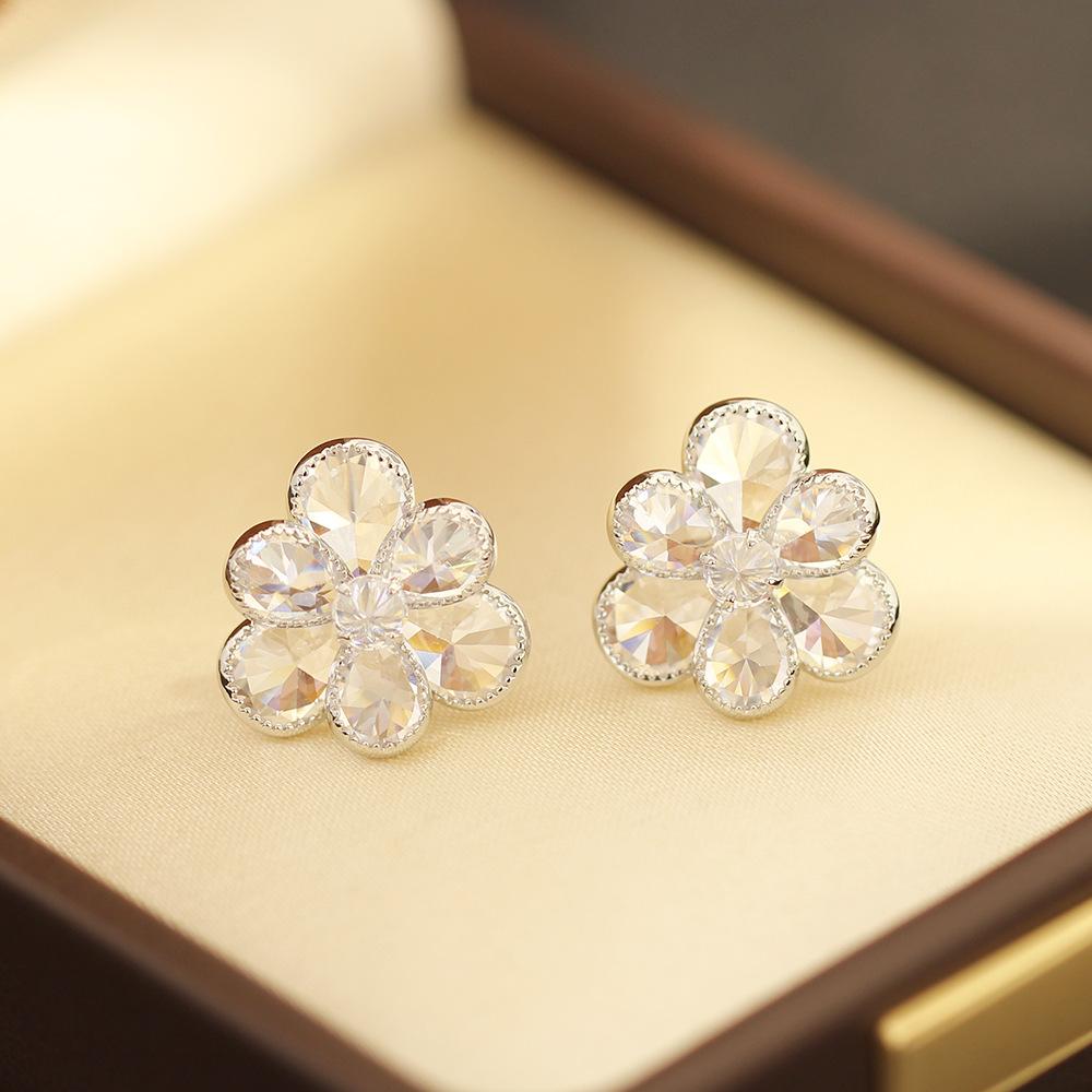 Unique Design: Flower Super Flash Crystal S925 Silver Needle Stud Earrings Women's Earrings, New High-end Temperament Earrings