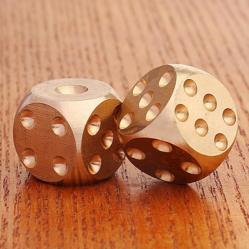 

2 шт. Металлические кубики из цельной латуни золотого цвета, высококачественные 6-гранные игровые кубики, отполированные вручную, снимающие стресс, игрушка для семейных посиделок, 15 мм