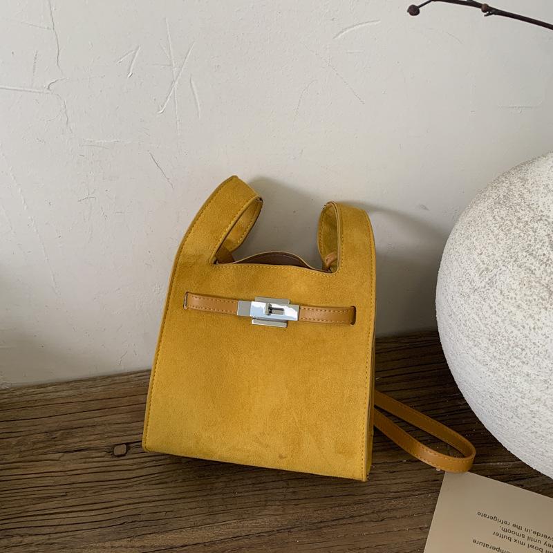 

Корейская нишевая женская сумка-подмышка большой вместимости 2025 осень новая замшевая сумка-тоут простая плечевая сумка для通勤 жёлтый