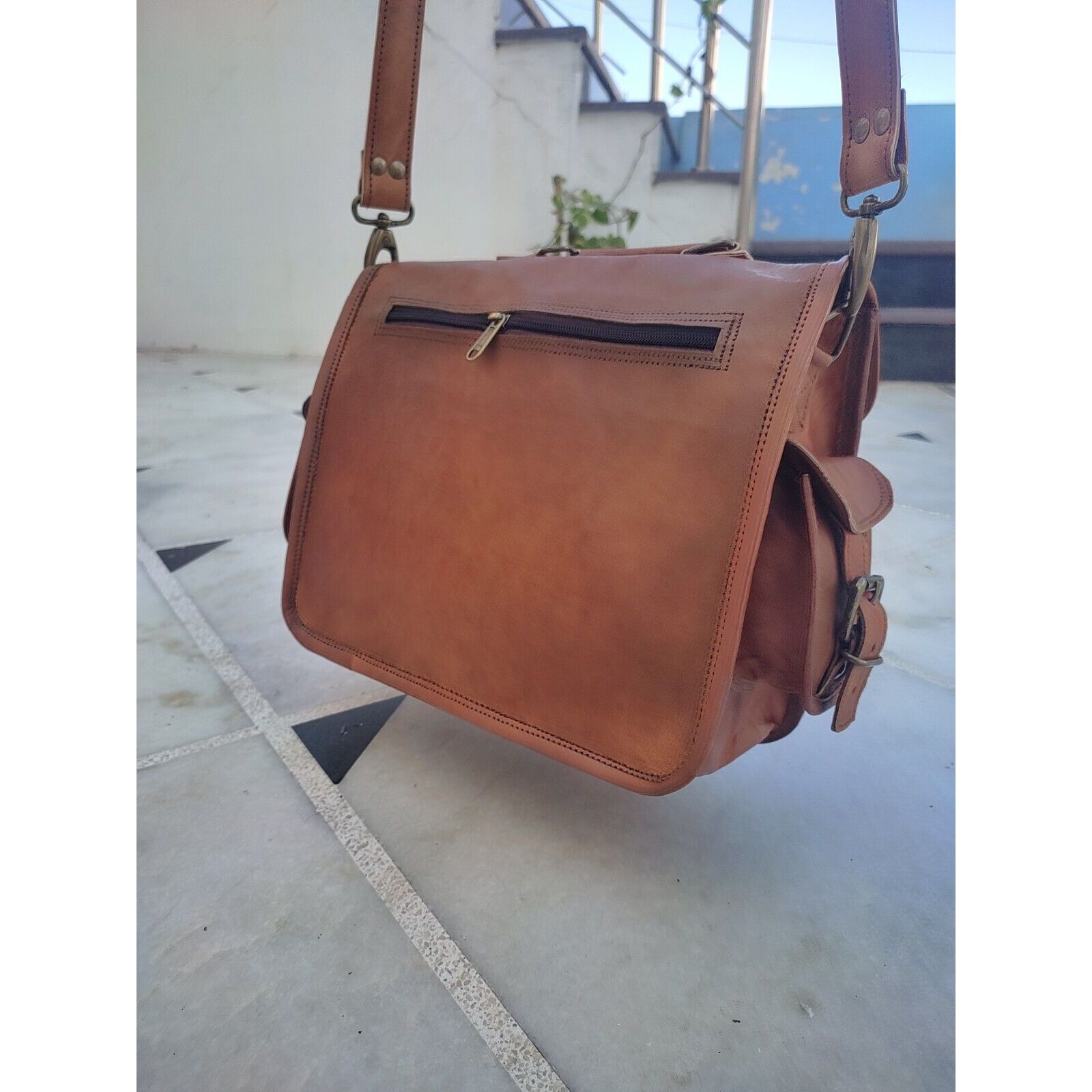 Классическая офисная сумка-мессенджер из натуральной коричневой козьей кожи ручной работы — фото 10