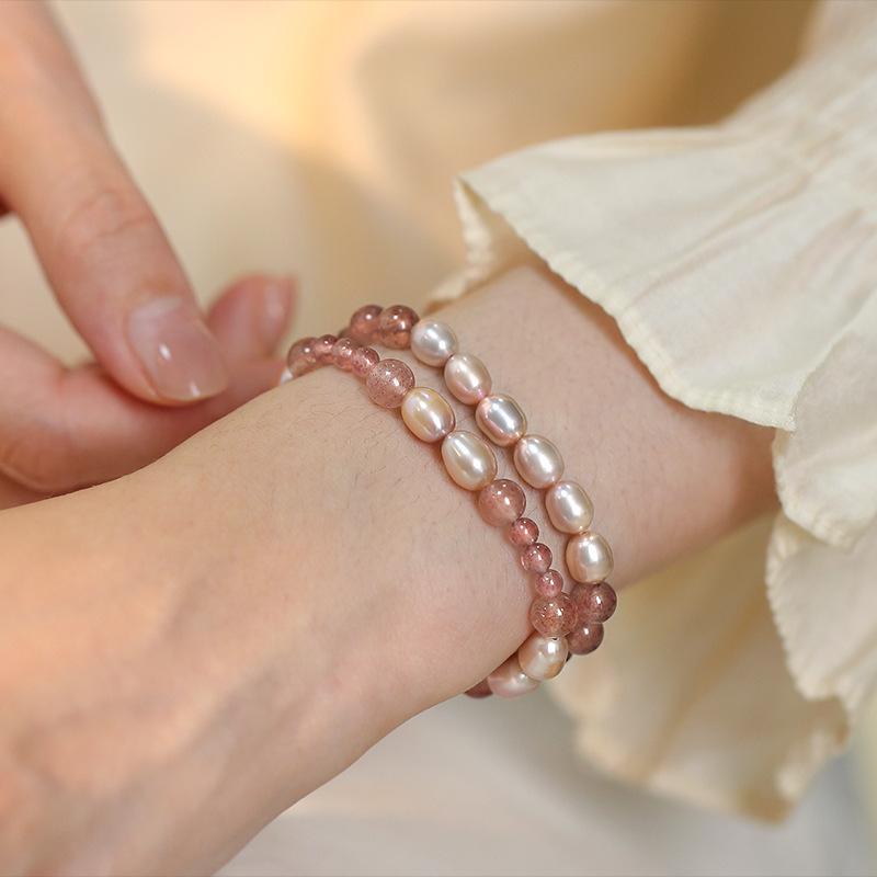 Natürliches Süßwasserperlenarmband, süßes und frisches Erdbeerkristallarmband, gespleißtes Perlendesign, stapelbar zu tragender Schmuck Damen