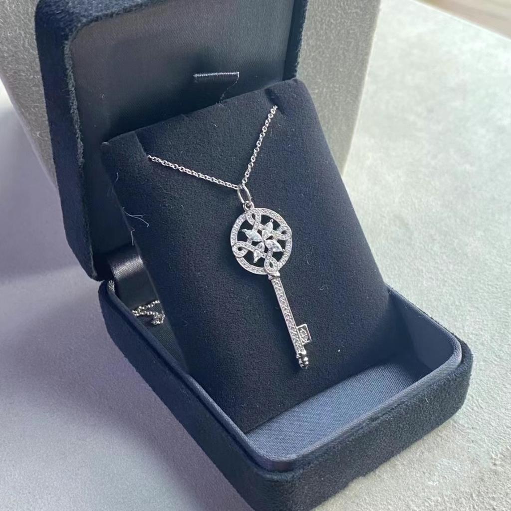 Naszyjnik z zawieszką w kształcie klucza inkrustowaną diamentami dla kobiet - Elegancki kryształowy naszyjnik w kształcie klucza, Modny błyszczący dodatek