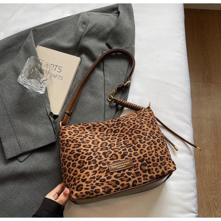 

Women s Large Leopard Print Crossbody Bag - 2025 Autumn/Winter Retro Niche Shoulder Pillow Bag