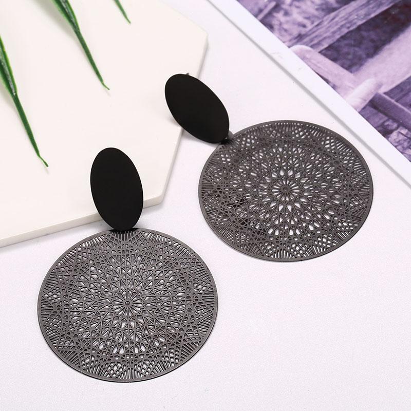 Boucles d'oreilles à clous rondes en acrylique noir à motif ajouré pour femmes bijoux