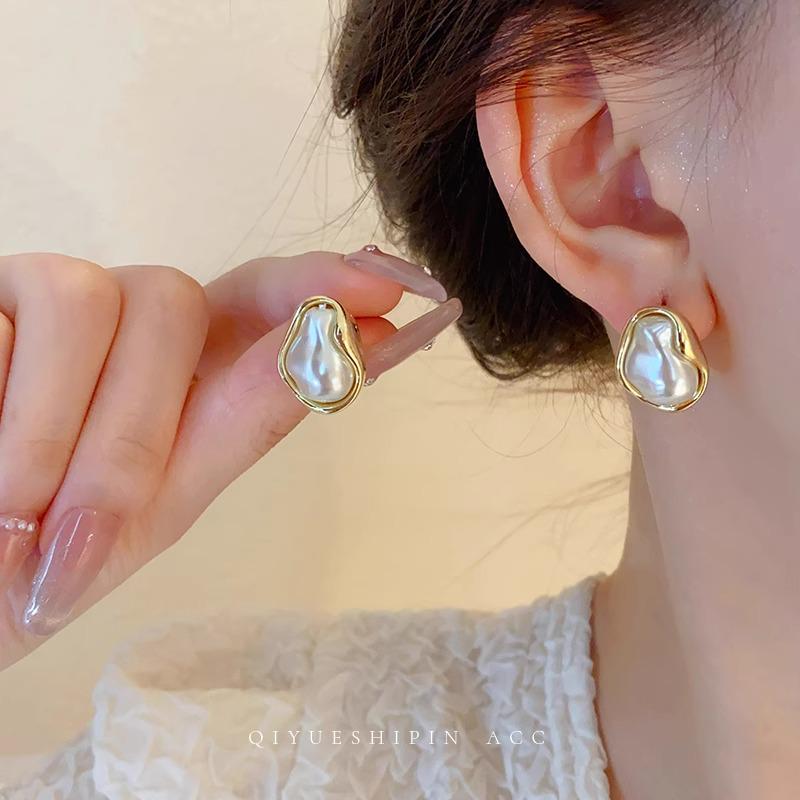 European & American Baroque Pearl Irregular Stud Earrings: Retro Style for Women - Autumn/Winter Fashion Accessories