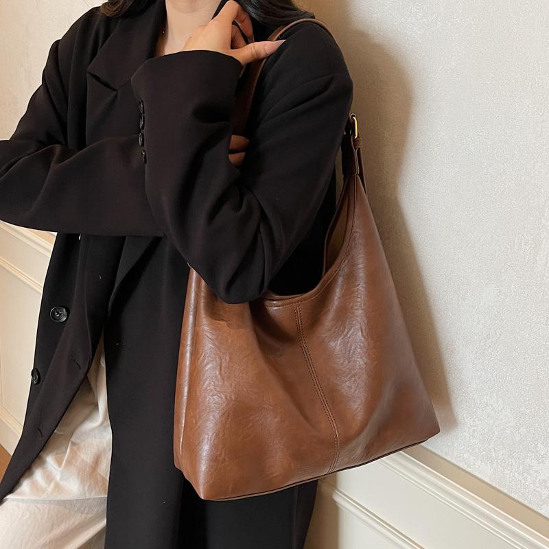 Vintage Commuter Large Capacity Bag Women's Soft Leather Shoulder Bag Underarm Tote Bag