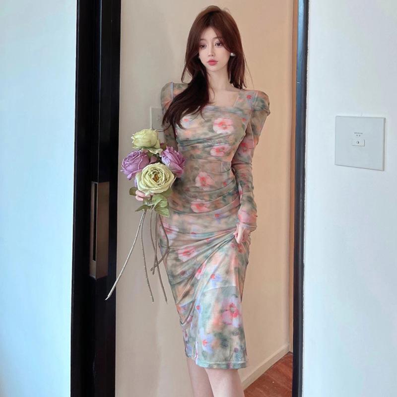 

Женское элегантное темпераментное платье с цветочным принтом и разрезом средней длины S