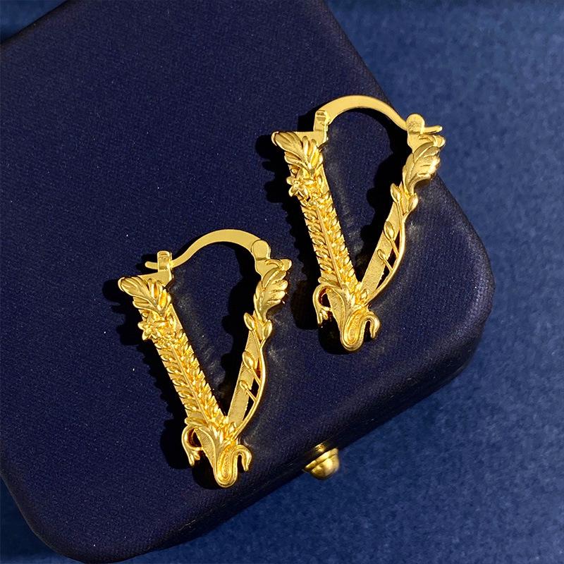 

Трендовые латунные серьги V-образной формы с резьбой в виде виноградной лозы и дизайном в виде пшеничного колоса