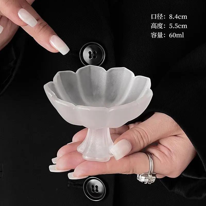 

Изысканный глазированный стакан на высокой ножке «Лотос» с матовым покрытием для ароматного рисового вина, жженого вина, саке. Бытовые десертные чайные чашки. About 60ml матово-белый