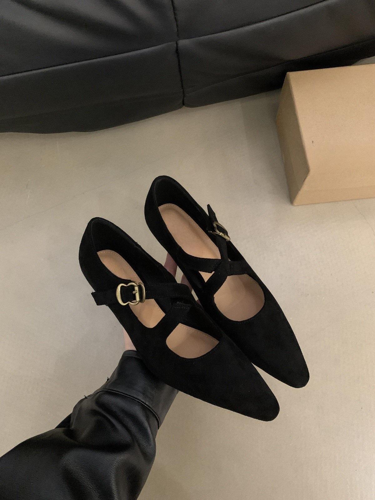 

Красные туфли Мэри Джейн на тонком каблуке женские туфли 2024 осень замшевые темперамент средний каблук заостренный пригородный вечерние туфли 39