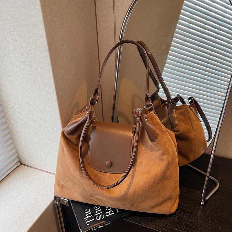 Casual commuter shoulder bag 2025 fashion trendy women's autumn and winter new suede large-capacity versatile temperament tote bag