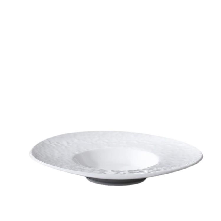 Ceramiczne talerzyki z motywem słomkowego kapelusza, malowane pod szkliwo: Talerze deserowe, do zup i makaronów o fakturze młotkowanej do użytku hotelowego